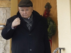 Jarosław Kaczyński ma teraz cały dom dla siebie. Odbiera telefony i wydaje polecenia