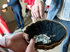 Ile zarabia przeciętny ksiądz? "Z wizyty duszpasterskiej zebrał blisko 60 tys. zł"