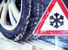 Po ilu metrach auto zahamuje z 50 km na godz.? Jest na to wzór fizyczny