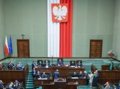 Seria podwyżek dla posłów. Część niezadowolona, posłanka KO składa wniosek