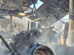 Wielki pożar w gospodarstwie pod Sieradzem. Spłonęła obora i maszyny, uratowano 100 byków