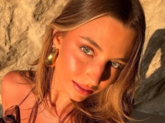 To już oficjalne: "blushcore" wraca. Julia Wieniawa nosi najmodniejszy róż sezonu