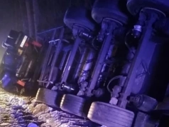 Wywrócona ciężarówka i rozsypany ładunek