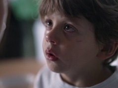 Nie wypowiadaj tych słów przy płaczącym dziecku. To najgorsze, co możesz zrobić