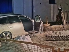 Przejechał rondo „na wprost” i wylądował na ogrodzeniu szkoły. Miał 2 promile