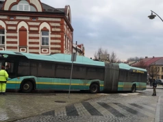 Gołoledź sparaliżowała centrum Jaworzna. Elektryczne autobusy utknęły na rynku