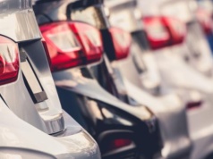 Wyprzedaż rocznika 2025 w decydującej fazie. Ekspert: tysiące aut na placach