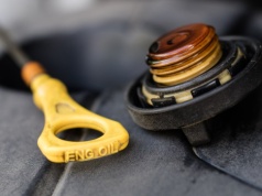 Kierowcy widzą czarny olej i panikują. Mechanik powiedział, o co chodzi