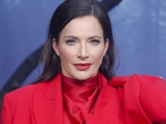 W takim stroju poprowadziła "DDTVN". Wskoczyła w modny garnitur