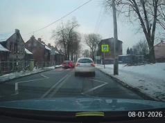 Rozpędzony Ford Mustang wyprzedza na pasach. Kierowca dostał wysoką karę