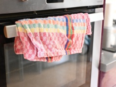 Klasyczne ścierki kuchenne odchodzą w cień. Zamiennik robi różnicę i nie zostawia kłaczków