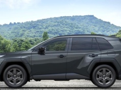 Ten SUV Suzuki zaskoczy niejednego kierowcę. Nowy Across to prawdziwa cyfrowa rewolucja