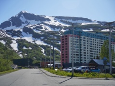 To miasto jest "zamykane" na noc. Większość mieszkańców żyje w jednym bloku