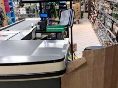 Kazali pozamykać markety Dino. Na kasach było zimno jak w lodówce