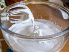 Bita śmietana już nigdy nie opadnie. Wystarczy jeden składnik