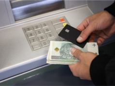 Bank może zgłosić taką wpłatę do GIIF. Nie chodzi tylko o duże kwoty