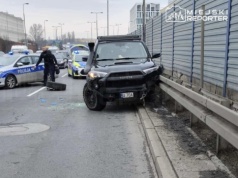 Poważne utrudnienia w Alei Prymasa Tysiąclecia po zderzeniu auta z barierkami