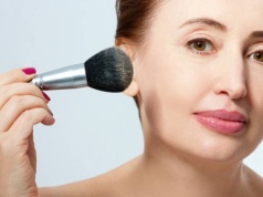 To najlepszy podkład dla 50-latek. Kryje, a do tego napina skórę jak struna