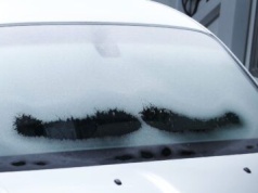 Dlaczego parują szyby w aucie? Oto sposoby na zaparowane szyby