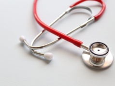 AI w stetoskopie wykrywa choroby zastawek serca skuteczniej niż lekarze rodzinni