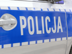 Dramatyczny wypadek na skrzyżowaniu. Auto wjechało w budynek. 85-latek zasłabł