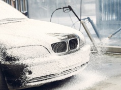 Myjnia zimą tylko w tych warunkach. Inaczej uszkodzisz lakier, uszczelki i unieruchomić drzwi