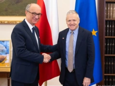 Serwilizm prawicy kontra hipokryzja liberałów. Wiszenie u obcej klamki to wstyd