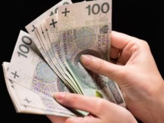 Odbierały telefony przed pracą. Dostaną 300 tys. zł za nadgodziny