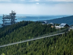 Najdłuższy most wiszący na świecie. Tylko 15 km od granicy z Polską