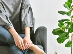 Wygodne, ale czy zdrowe? Co się dzieje z ciałem, gdy siedzisz z nogą na nodze?