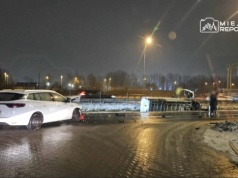 Zderzenie auta służby celno-skarbowej z busem na Wirażowej. Bus przewrócił się na bok i wpadł do rowu