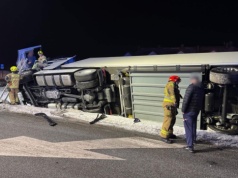 Zderzenie busa z ciężarówką. Pojazd ciężarowy wywrócił się na bok