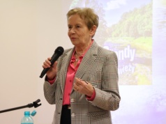 Jak powstają opowiadania gwarowe? Krystyna Roszak w „Zwrotowisku”