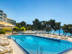 Chorwacka plaża i śniadania z obiadokolacjami 🏖️🍽️ Wypoczynek w Orebić za 1909 PLN 🌊🐚