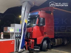 Ciągnik siodłowy z naczepą uderzył w filar stacji benzynowej. Obiekt został zamknięty