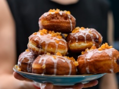 Ile tak naprawdę kalorii ma pączek? Dowiedz się, zanim staniesz w kolejce