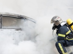 Jak często i dlaczego palą się samochody elektryczne? Raport straży pożarnej