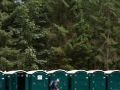 Turysta wytknął TPN "upokarzające" toi toie. Park odpowiada na zarzuty