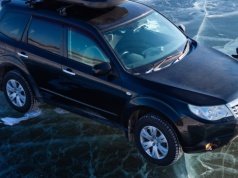 Kierowcy wjeżdżają na zamarznięte jezioro. Jasne stanowisko policji