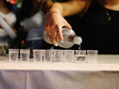 Trzy ustawy o alkoholu w Sejmie. Wszystkie trzy pachną wódką