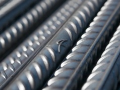 Niemiecka stal zalewa Polskę! Rodzimy przemysł na kolanach przez ceny energii i bierność Brukseli?