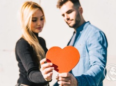 Nie tylko kolacja i kwiaty. Walentynki coraz częściej skłaniają do rozmów o pieniądzach