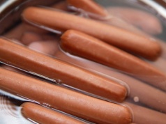 Lubisz parówki? Lepiej to przeczytaj. Ekspertka mówi, jak je "odświeżają"