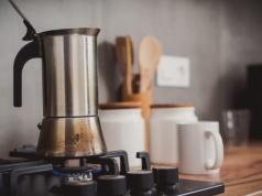 Tak uratujesz przypaloną kawiarkę. Będzie ci służyła przez kolejne lata