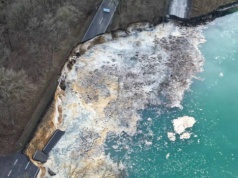 Droga nagle runęła w przepaść. Wyrwa ma 80 metrów. Mieszkańcy są w szoku