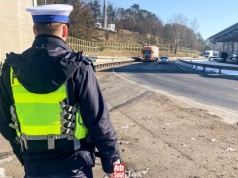 Policja kontroluje ciężarówki i busy w całej Polsce. Specjalna akcja trwa od samego rana