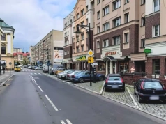 Złodzieje ukradli stojak z okularami z salonu optycznego w Legnicy