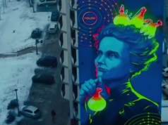 Mural z Marią Skłodowską-Curie w Płocku... świeci. Dzieło Orlenu jest atrakcją nawet w nocy