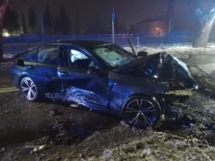 Stracił panowanie nad BMW i uderzył w drzewo. Kierowca miał ponad 2 promile alkoholu w organizmie