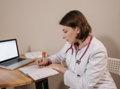 Duże podwyżki dla lekarzy, pielęgniarek i innych pracowników ochrony zdrowia. Już od lipca